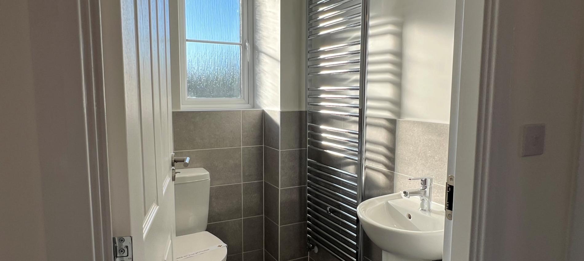 Family Bathroom at The Ivy, Kingmakers View